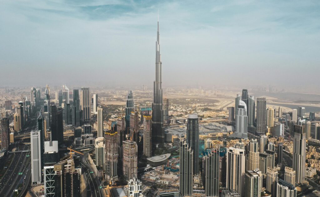 Panoramic view of Dubai skyline with the Burj Khalifa, highlighting the city’s modern economy and attractive fiscal policies with low taxes in Dubai.