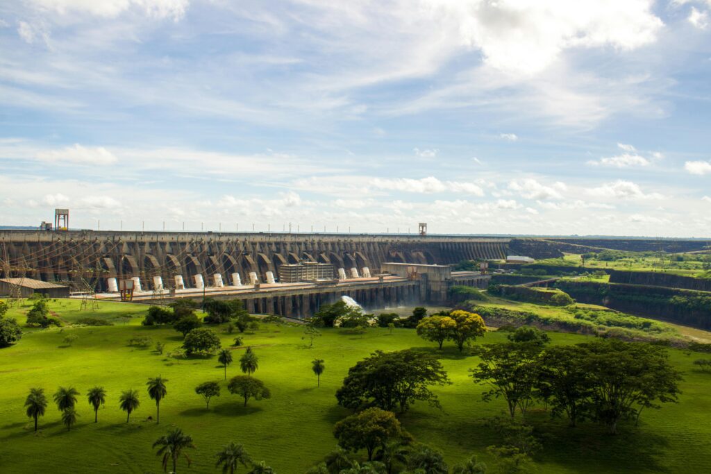 Itaipu Dam in Paraguay on the Paraná River, highlighting Paraguay tax residency and its territorial tax system for entrepreneurs and investors
