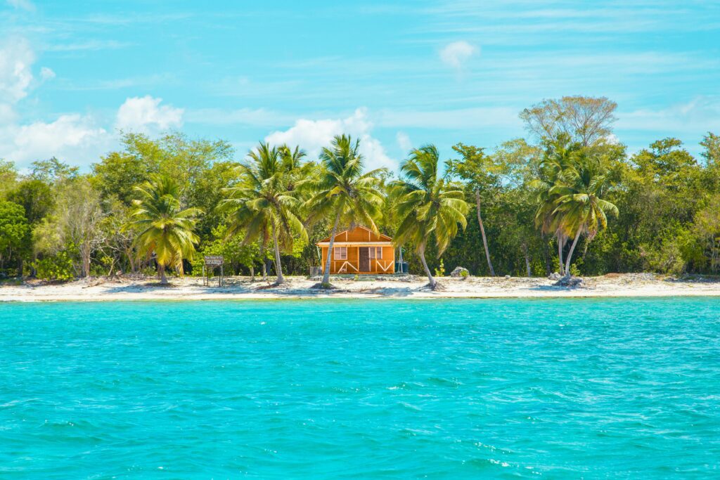 Tropical beach in the Dominican Republic, a tax-free alternative destination to the NHR regime